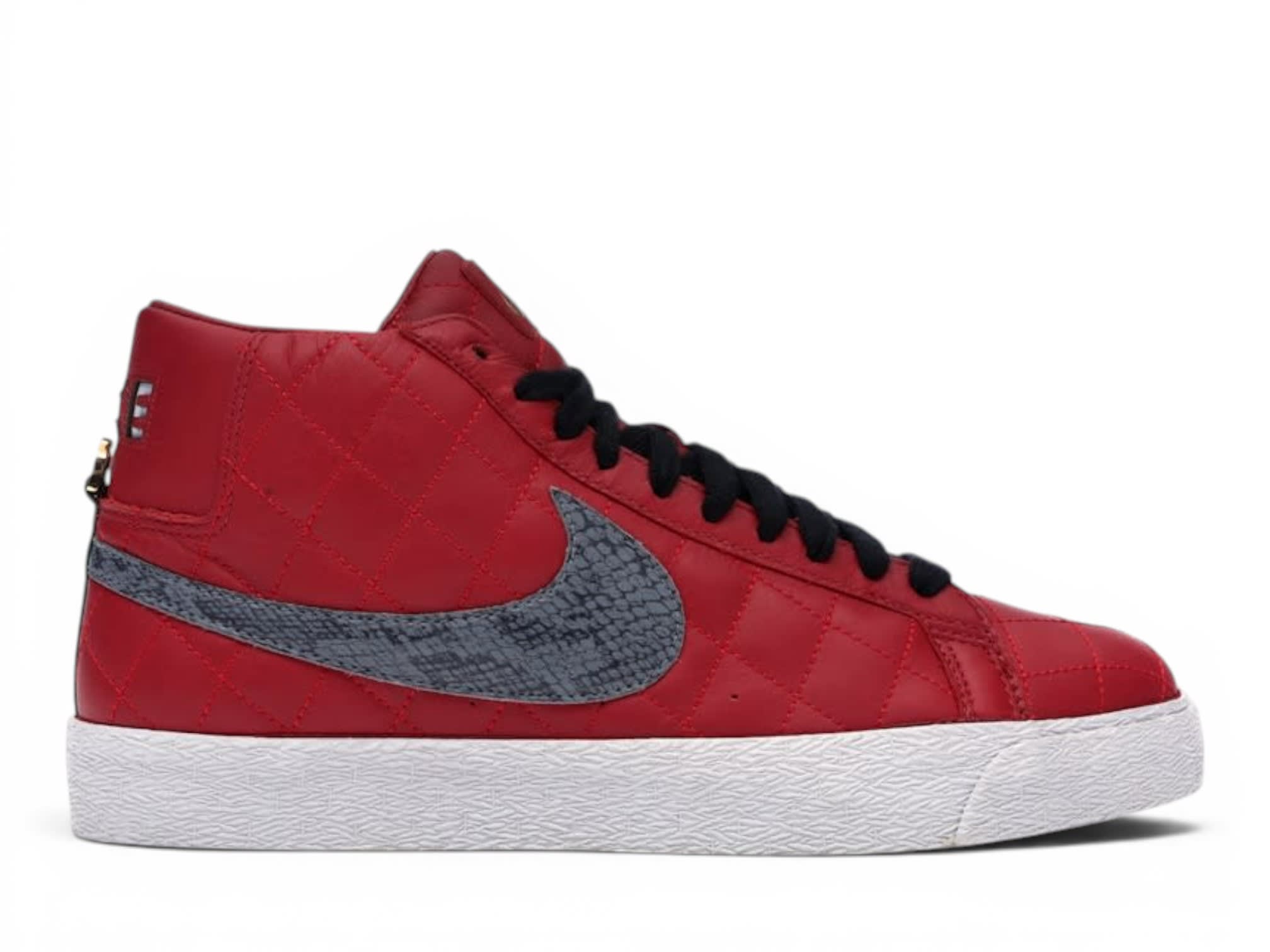 https://res.cloudinary.com/dlqdbsx2k/image/upload/v1778764410/Nike_SB_Blazer_Supreme_Red_2006_dczsia.jpg